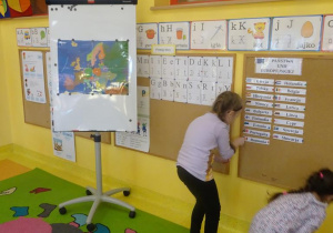 Dwie dziewczynki przyczepiają na tablicy nazwę kraju należącego do Unii Europejskiej.
